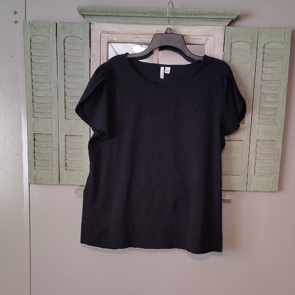 Elle Classic Black Short Sleeve Tee - Picture 1 of 3